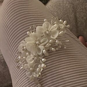 FREE WITH ANY PURCHASE Elegant White Floral Hair Accessory